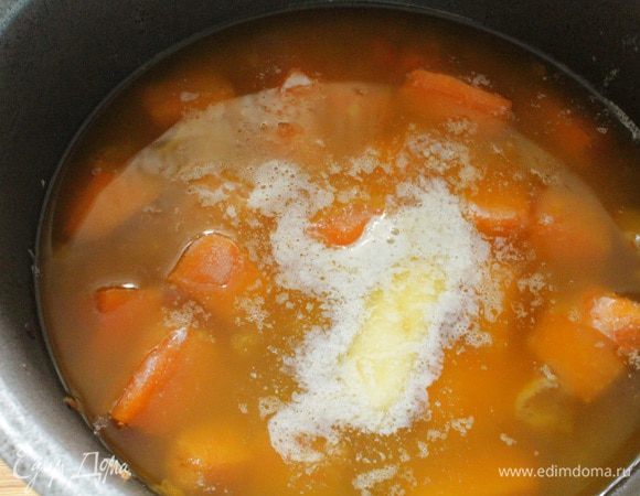 Затем добавить тыкву и кусочек сливочного масла, тушить минут пять. Затем добавляем крупу, не перемешиваем, накрыть казан крышкой, огонь убавить до минимального и тушить 15 минут. Фото с крупой не получилось.
