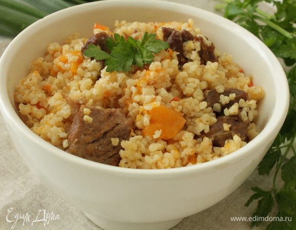 Через 15 минут открыть крышку, если жидкость вся впиталась, добавить еще немного кипятка, перемешать и тушить под крышкой еще 15 минут. Затем выключить огонь и дать каше настояться еще минут десять, можно даже укутать в полотенце. Я еще накрываю перевернутым казаном большего размера, получается своего рода термос. Вот и все, можно обедать или ужинать. Приятного Вам аппетита!