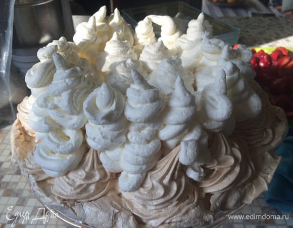 Такс... Это хозяйство отправляем в духовку, сразу гасим температуру до 120-130. Выставляем 1,5 часа и не в коем случае за эти полтора часа не открываем. Как только пропикает время, берем деревянную или железную лопатку вставляем её между дверцей духовки и собственно духовкой - образую щель. И в идеале идем спать :) Нужно чтобы остыло полностью. Если времени нет - можно тут не пропустить ночное подсушивание, но это повлияет на устойчивость Павловой к размыканию от сливок и ягод (на фото уже с башнями из шантильи).