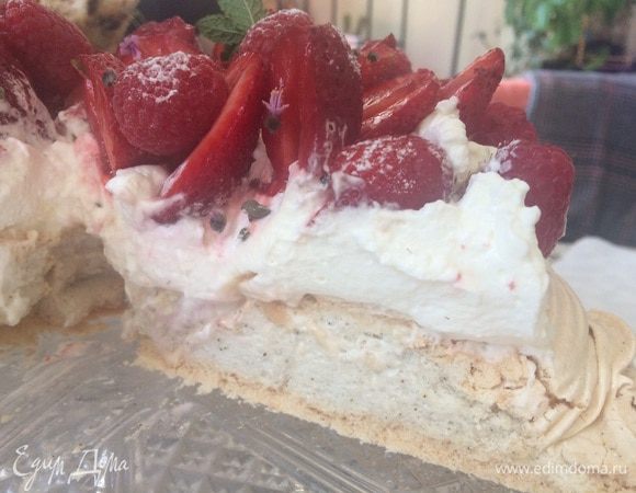 Разрез! Вот это толстенная основа с псевдо зефирным слоем :) На вкус мне сказали крутатенская круть :) Супруг, как в программе TopGear с машинками, знаете рейтинг магнитиками на доске? Так вот, он образно замостил магнитик этой Павловой, на первое место. А ему есть с чем сравнивать, believe me! :) Он у меня главная фокус-группа :)