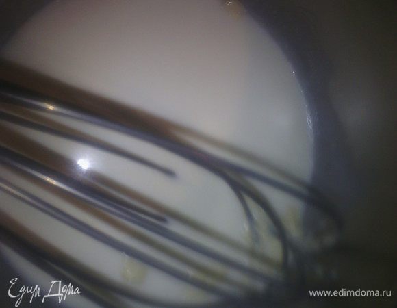 Поставить сливки на огонь, но не кипятим. Снимаем с огня добавляем шоколад, хорошо перемешать. 