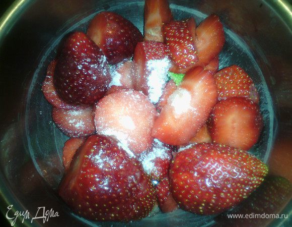 Моем и нарезаем клубнику, в кастрюлю кладем вербену 5 сушеных листьев, мяту, добавить клубнику и 1/2 ч. л. сахара, оставить на медленном огне 10 минут, по истечении времени добавляем 1ч. л. агар агар перемешать ещё минуту, оставить остывать. (удалив листья). 
