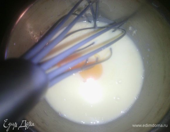 Разделить белки от желтков, белок взбить до твердых пик и поставить в холодильник, желток добавить в шоколадно сливочное массу, перемешать и поставить на медленный огонь. Добавить агар-агар перемешать варить 2 минуты, остудить до комнатной температуры. 