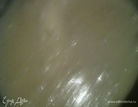 Соединить с белками, аккуратно перемешать. 