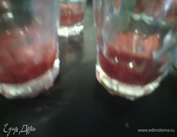 На дно сервировочного бокала положить клубнику, сверху шоколадный мусс. Накрыть пищевой плёнкой и поставить в холодильник на 3 часа минимум. Лучше на ночь. 