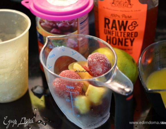 Приготовим все для смузи. Свеклу небольшого размера отварить самим или берем  готовую. Лёд для блендара используйте лучше колотый измельченный. Ягоды или фрукты используем замороженные.