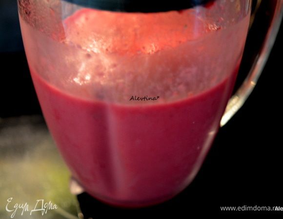 Сложить все в блендер. Взбить до мягкого состояния. Разлить в 2 стакана.