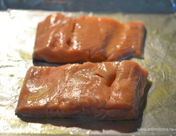 Разогреть духовку до 200 гр. На противень выложить фольгу, смазать центр растительным маслом, выложить стейки семги без кости, кожицей вниз.