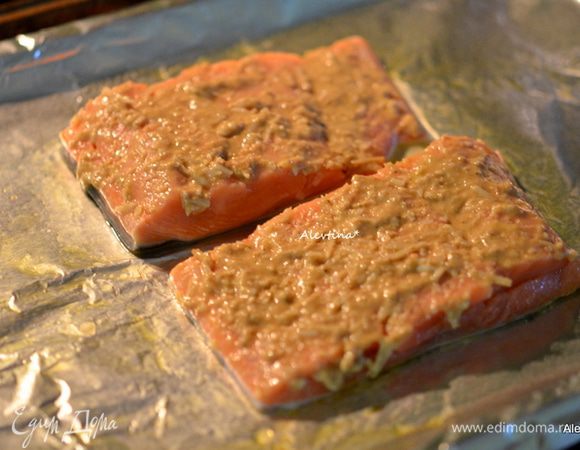 Приготовим для рыбы топинг. Перемешать все в блюде и распределить поверх рыбы.