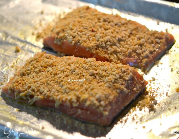 Посыпать сверху панко крошкой, слегка прижать пальчиками. Поставить в духовку на 15-20 мин или до готовности рыбы.