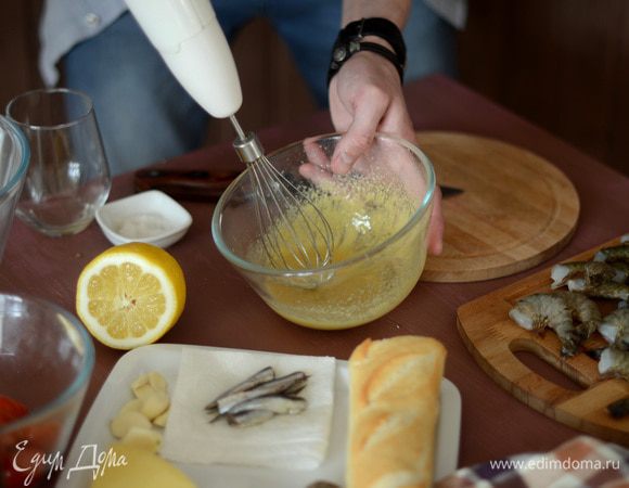Делаем заправку для салата: отделяем желтки яиц и начинаем взбивать их с горчицей, постепенно добавляя оливковое масло, используйте классическое, т.к. Extra Virgin испортит вкус заправки. Далее добавляем соль и филе анчоусов (так же можно использовать кильку пряного посола). Натираем чеснок на мелкой терке, добавляем его в смесь, продолжая взбивать. Заправка готова. По консистенции она должна напоминать жидкую сметану.