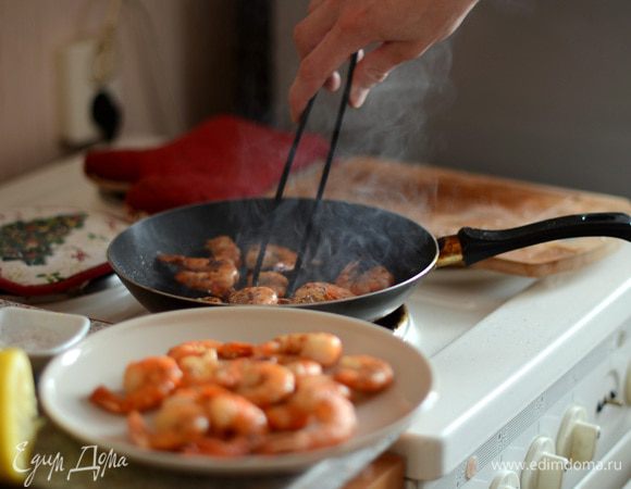 Креветки очищаем от панциря, оставляя хвостик. Посыпаем солью и черным перцем (по вкусу) и обжариваем на оливковом масле примерно по 1-2 минуты с каждой стороны.