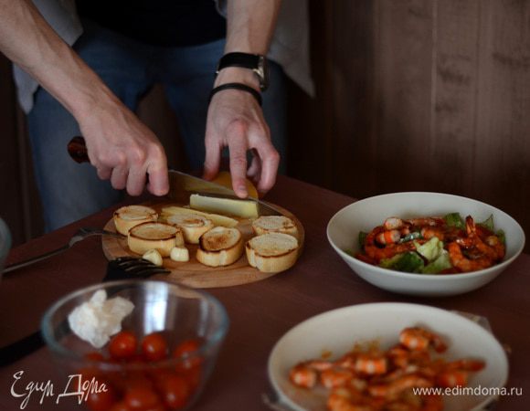В большую миску высыпаем Романо и смешиваем его с нашей заправкой. Далее делим томаты черри на две половинки и добавляем в смесь. Выкладываем креветки. Пармезан можно натереть на мелкой терке или нарезать тонкими пластинами. Салат готов, всем приятного аппетита!