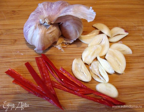 Чеснок очистить и порезать дольками. Дженнаро брал два маленьких чили, у меня был один и я взяла половинку, боясь что будет слишком остро. Еще, он режет чили мелко, я порезала крупно, чтобы потом можно было его выловить, если что :) 