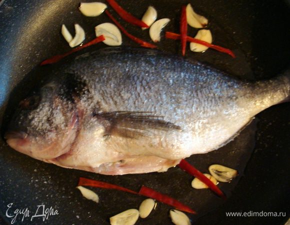 Посолить как следует крупной солью, бросить чеснок и перец. Жарить 2-3 минуты на довольно сильном огне.