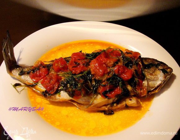 Выложить рыбу на блюдо, сверху помидоры и петрушку, полить бульоном.