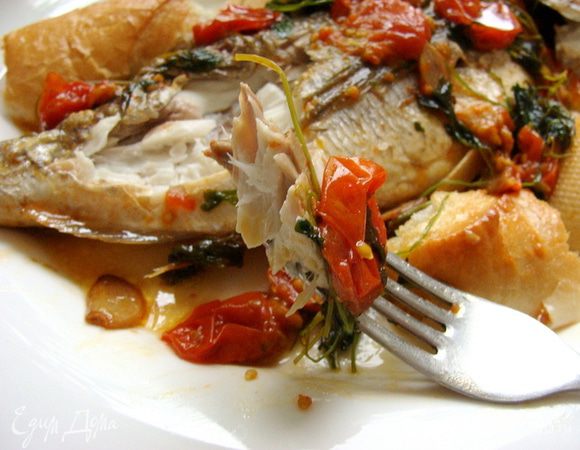 В оригинале рыбка подается с чиабаттой, у меня французский батон.
Очень аппетитный кусочек :) Наслаждайтесь медленно! Это очень вкусно!