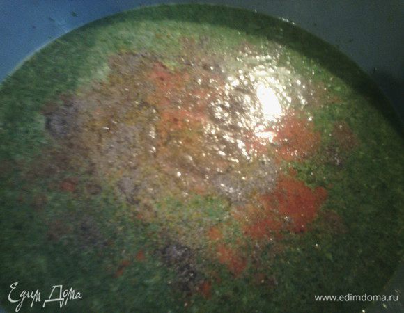 Наливаем 3 литра воды, добавляем специи и доводим до кипения. Добавить томатный соус. 