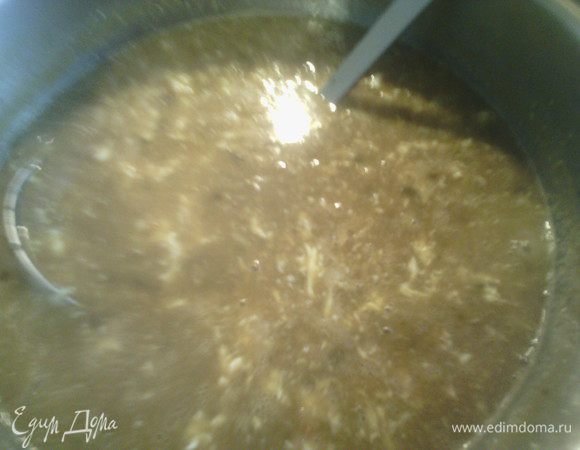 Перед подачей, отделите нужное количество супа в другую кастрюлю, доведите до кипения, взбить яйцо и тонкой стойкой влить в суп. Разлить по тарелкам и полить соком свежего лимона (по желанию).