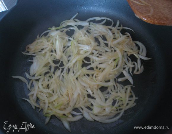 Лук нарезать перышками, тушить на топленом сливочном масле с сахаром до прозрачности.