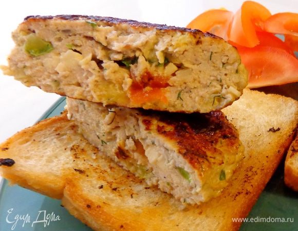 Обжарить котлетки, несколько раз перевернув их на сковороде. Вот такие они готовые в разрезе: яркие и сочные.