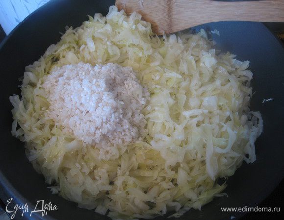 Капусту мелко нарезать, добавить к луку, довести до полуготовности. Рис промыть до прозрачной воды, добавить к овощам.