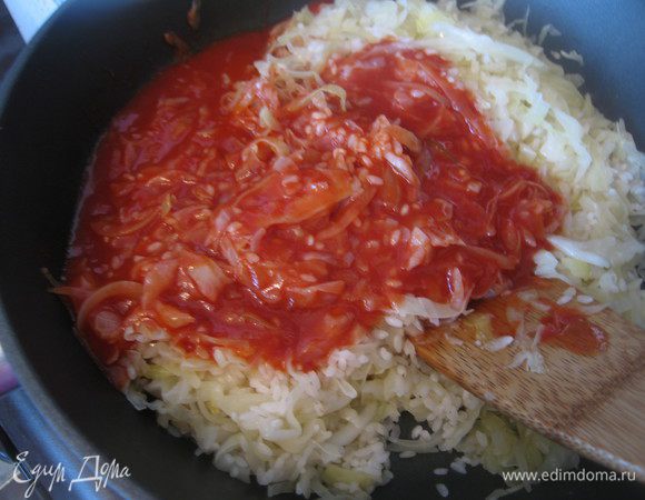 Туда же отправить томатный сок (можно использовать качественную томатную пасту, разведенную водой), соль, порошок карри. Тушить 10 минут.