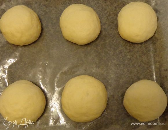 Разделить тесто на 6 частей, скатать шарики, уложить на противень и дать им подойти. Когда тесто подойдет, поставить булочки в духовку при 180 градусах и печь до полуготовности, т.е. когда чуть-чуть позолотится тесто. 