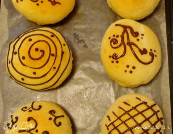 Вынуть булочки из духовки, быстро нанести узоры и поставить допекаться до готовности. Остудить. 
