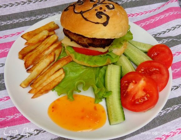 А теперь делаем гамбургер как обычно - с салатом, помидором, сыром и котлеткой. Приятного аппетита!