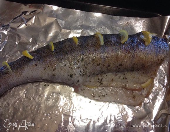 Подготовить судак. Я голову отрезаю ;) По хребту сделать надрезы, отступив 3 см.  Посолить, смазать оливковым маслом, посыпать специями, сбрызнуть лимончиком. В надрезы положить по пол дольки лимончика и во внутрь рыбки.