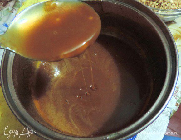 Варим карамель из указанных ингредиентов. Подробное описание и пошаговые фото здесь http://www.edimdoma.ru/retsepty/63892-myagkaya-karamel
Только я для этого торта довожу расплавленный сахар не до золотисто-янтарного, а темного, почти коричневого цвета.