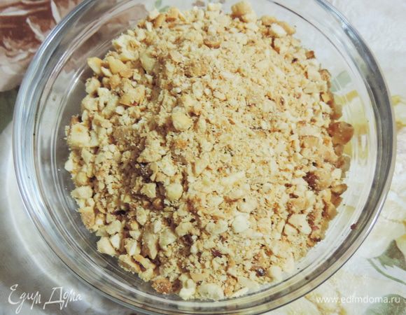 Очищенный обжаренный арахис измельчаем не слишком мелко, пару столовых ложек оставляем для оформления.