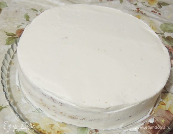 Готовый торт обмазываем со всех сторон кремом, выравниваем по желанию и возможности.