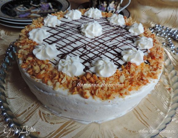 Я оформила торт при помощи отложенного арахиса, растопленного шоколада и двух столовых ложек крема, которые я предварительно отложила в кондитерский мешок. Готовый торт перед употреблением выдержать в холодильнике часа 4, а лучше оставить на ночь.