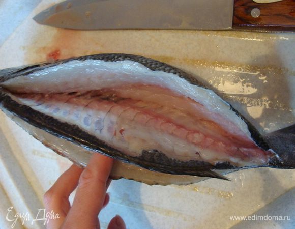 Рыбу почистить, прорезать со стороны спинки с двух сторон от хребта, очень аккуратно, чтобы по мере возможности не повредить мясо.