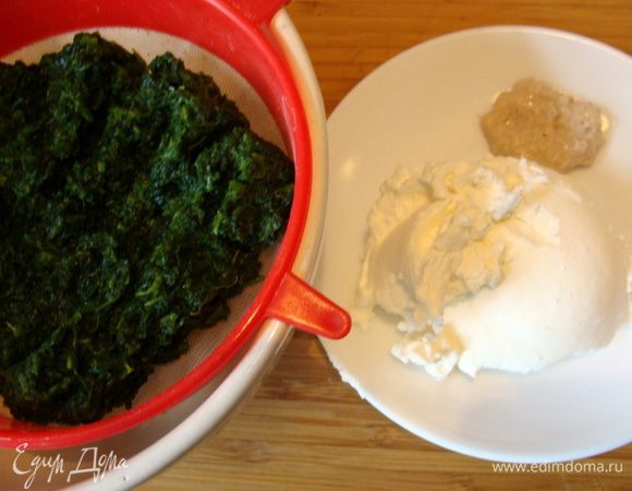 Шпинат заранее разморозить, положив в ситечко, перед употреблением его нужно будет отжать прям ложкой, придавливая к бортикам. Подготовить сливочный сыр и хрен.