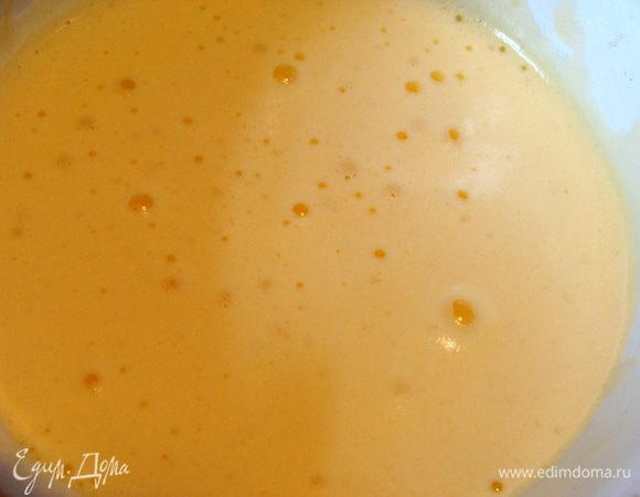 Яйцо взбить до бела,