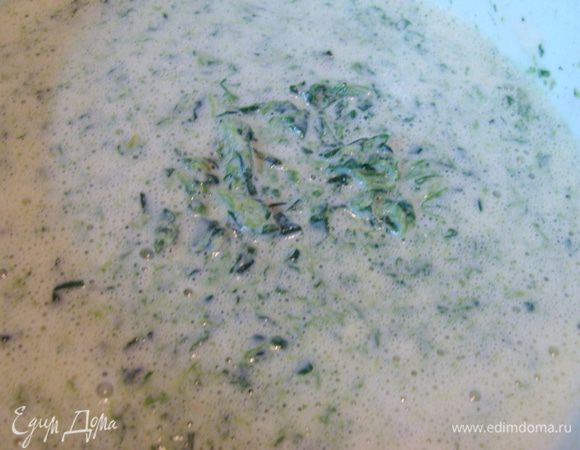 смешать с сыром и шпинатом. 
У меня сыр был солоноватый, но если вам нужно, смесь можно подсолить по вкусу.