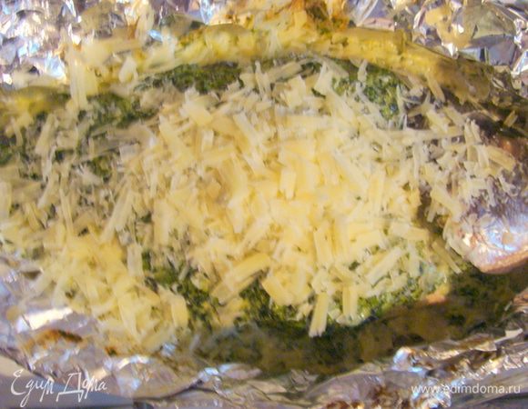 По истечении времени, снять фольгу посыпать обильно пармезаном и поставить под гриль до образования золотистой корочки.