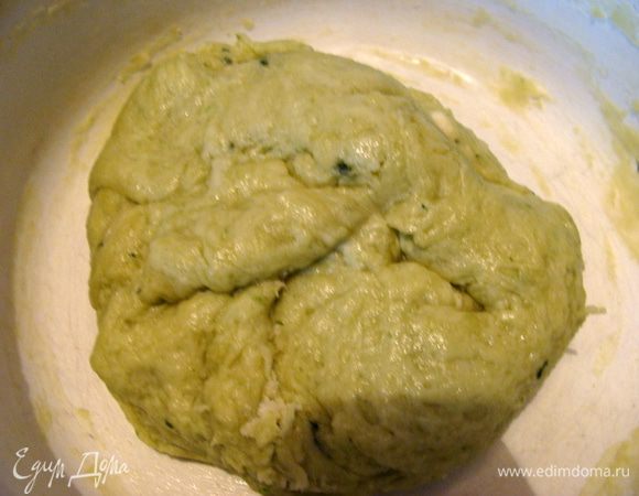 Пока рыбка запекается, можно приготовить гарнир. Чтобы не пропадал сок от отжатого шпината, я добавила в него немного растительного масла, соли и муки, заместила тесто и испекла лепешку. Получилось что-то среднее меду лавашом и фокаччей.