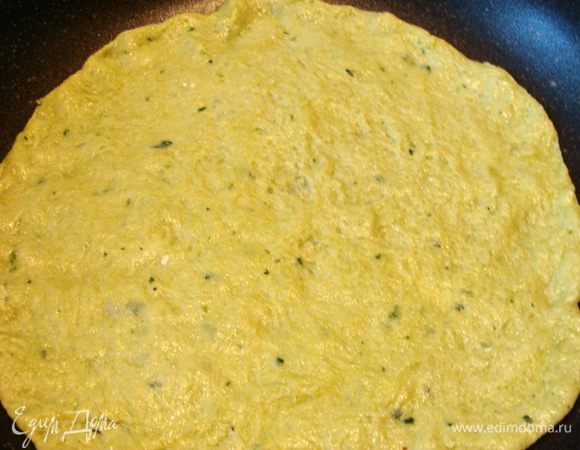 Тесто прямо руками распределила по сковороде и обжарила с двух сторон по паре минут буквально.