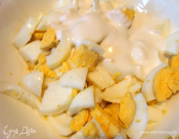 В рецепте который я брала за основу (автор не указан и сам рецепт изменен мною), предлагалось подать к этой рыбе отварные яйца со сметаной. Я сделала, но честно говоря, не очень поняла зачем они тут... Еще в качестве составляющей гарнира, обжаривается на сливочном масле болгарский перец. Я использовала топленое масло.