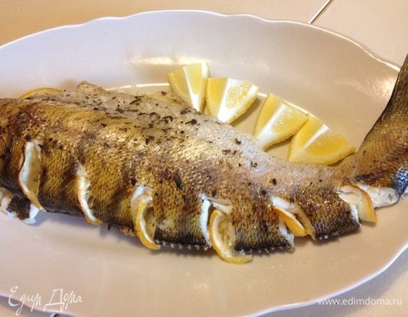 Пока запекается судак, готовим соус. Лук порезать, поджарить до прозрачности на сливочном масле. Нарезать щавель (15-20 листочков), добавить к луку, затем  сахар, соль по вкусу и имбирь ( 2 см) натереть на терке. Протушить минут 5, затем сметану, хорошо перемешать. Протушить еще 2-3 минуты. Взбить блендером. Соус готов, рыбка тоже. Приятного аппетита!