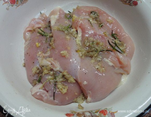 Чеснок раздавить и смешать с солью, перцем и листиками тимьяна или розмарина. У меня не было свежего тимьяна, поэтому я использовала розмарин. Этой смесью натереть грудки и оставить на 1 час.