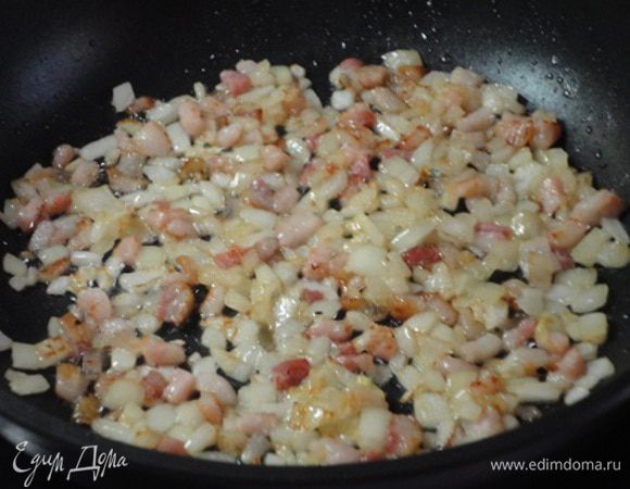 В это время можно приготовить гарнир. Лук и копченую грудинку мелко нарезать и обжарить. Убрать с плиты, чтобы остыли.