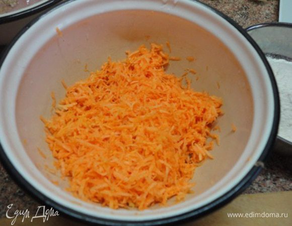 Морковь натереть на мелкой терке. Слегка отжать (если морковь сочная). Я не отжимала. Добавить яйца, муку, сливки, ¼ ч. л. соли, перец по вкусу. Затем грудинку с луком и вымесить.