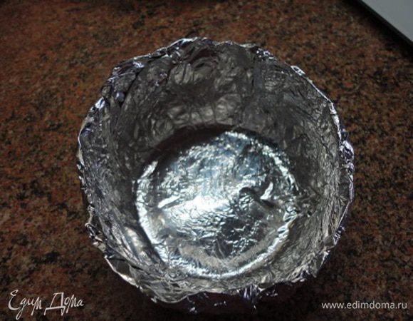 Автор советует приготовить из фольги формы для запекания. Что я и сделал, но только одну, с использование литровой банки. Но, как стало ясно позже, лучше использовать готовые формочки для кексов или керамические порционные формочки.