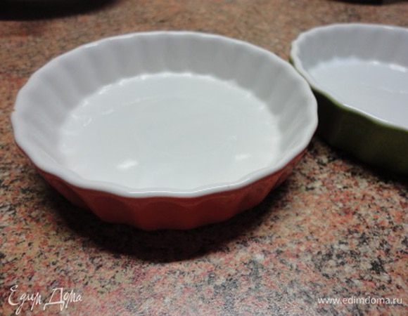 Желательно поглубже, но и в таких отлично все получилось (жаль, нет фото).
Формочки смазать маслом, посыпать сухарями, выложить морковную массу, а сверху кусочки сливочного масла.