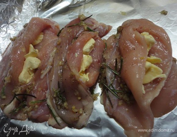 Автор запекает грудки в открытой форме. Но у меня оно получаются сухими, и я решила запекать их в фольге. В грудках я сделала надрезы, вложила кусочки сливочного масла,
